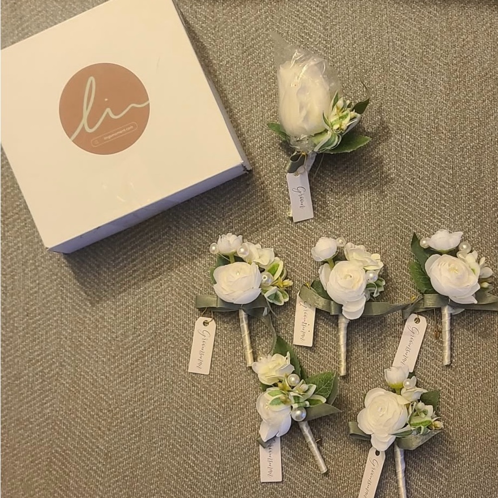 White and Green Boutonniere for Groom and 5 groomsmen - Picture 2 of 5